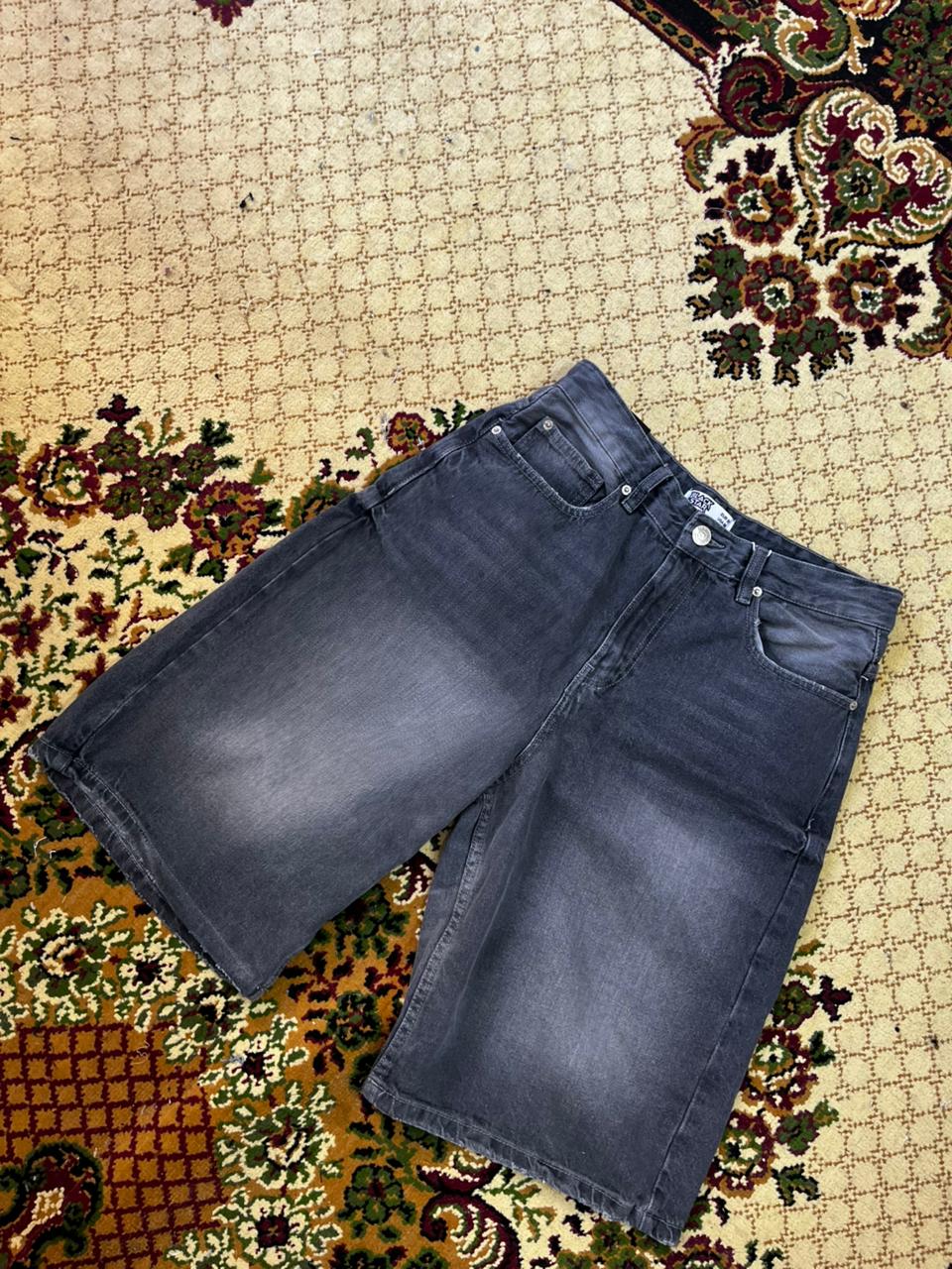 acid-washed gris-noir denim baggy shorts