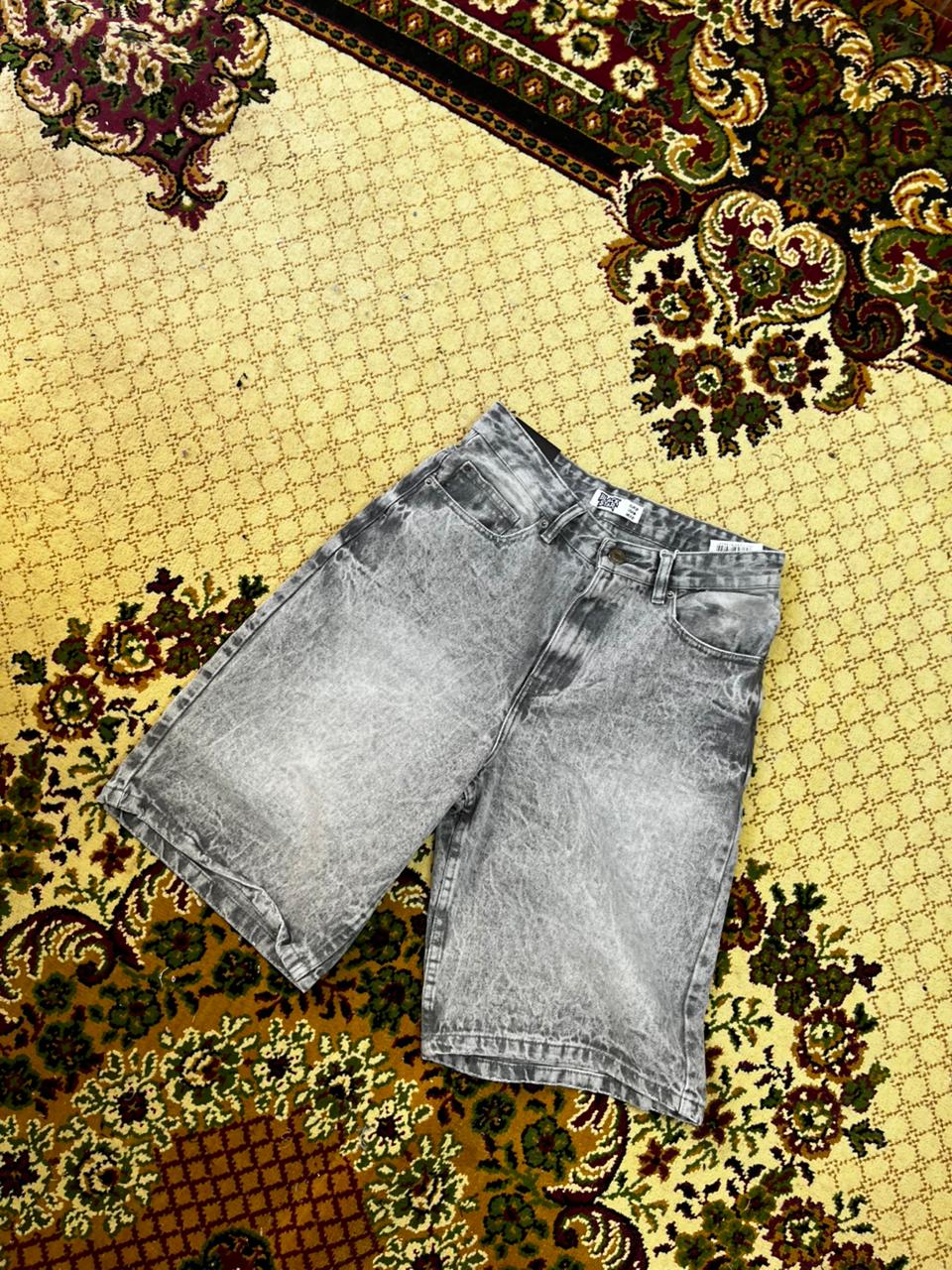 acid-washed gris-noir denim baggy shorts