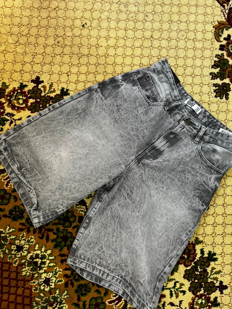 acid-washed gris-noir denim baggy shorts