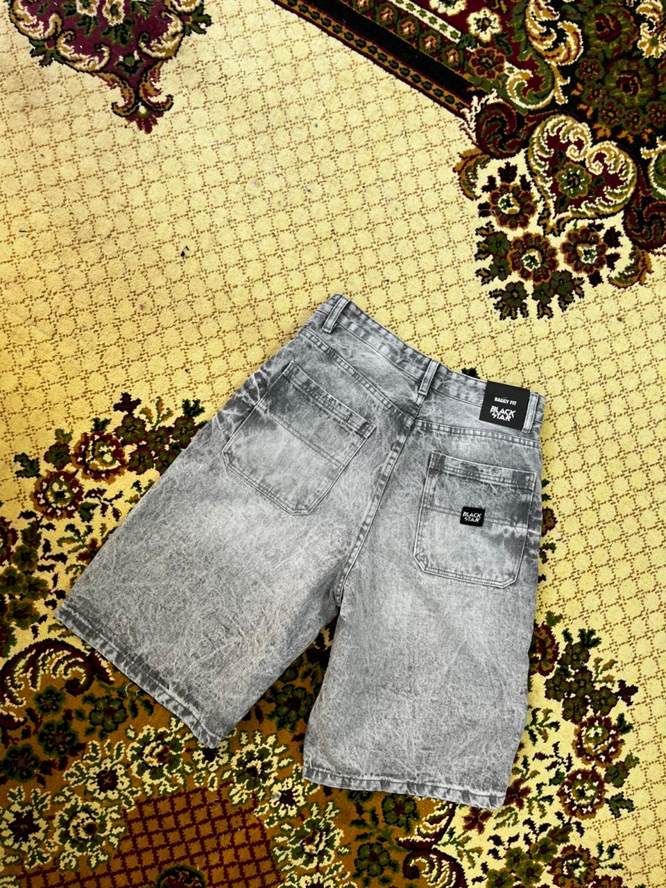 acid-washed gris-noir denim baggy shorts